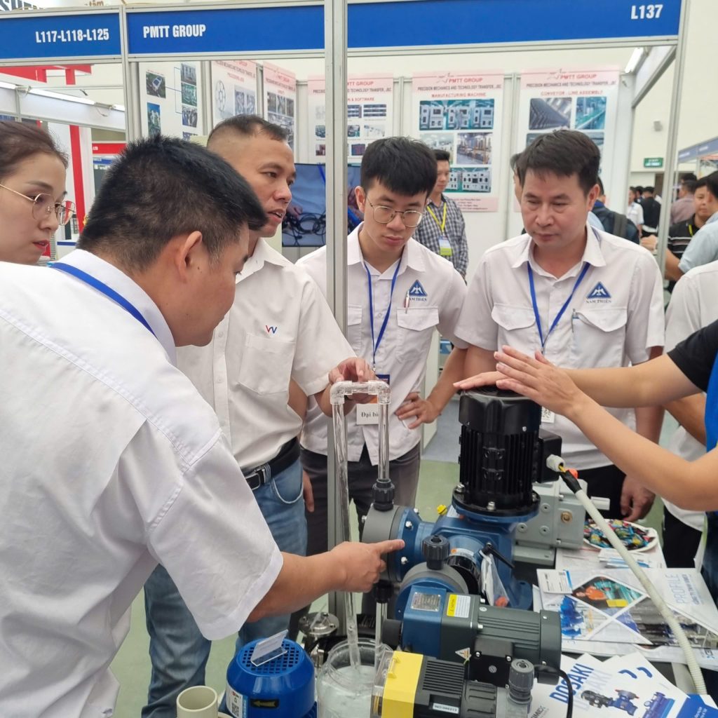Khách tham quan trải nghiệm sản phẩm trực tiếp